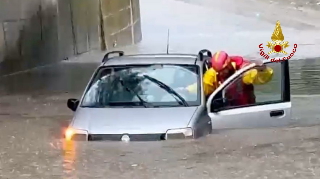 Maltempo: salvati due automobilisti nel Piceno